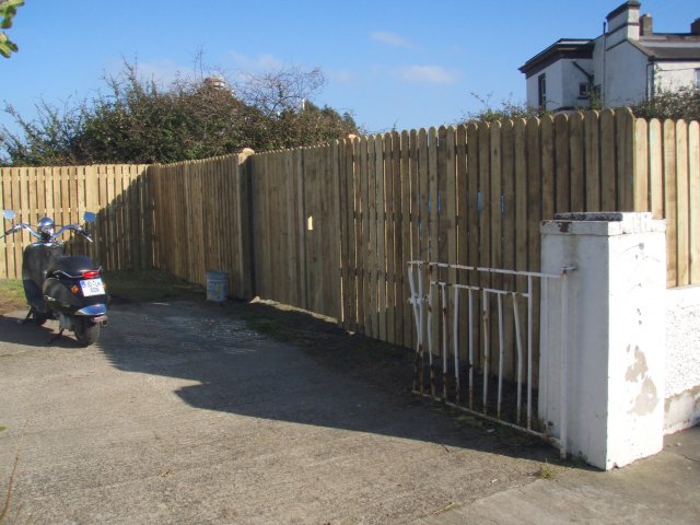 Round Top Closed Picket Double Gates – Blackrock